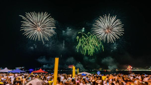 Éjszakai kép szilveszteri (Reveillon) tűzijátékkal az égen, Niteroi, Rio de Janeiro, Brazília - Fotó, kép