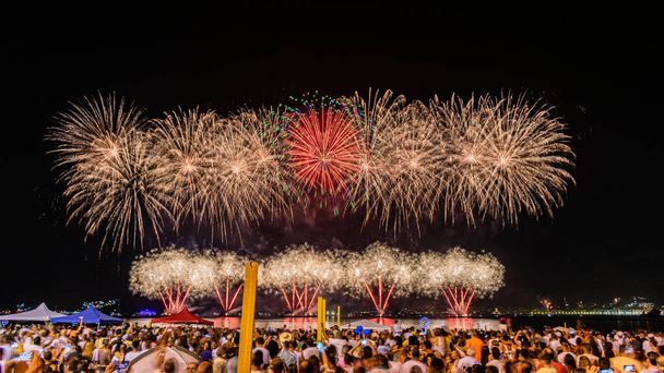 Image de nuit avec des feux d'artifice du Nouvel An (Reveillon) explosant dans le ciel à Niteroi, Rio de Janeiro, Brésil - Photo, image
