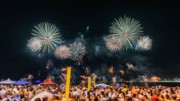 Nachtbeeld met New Year 's Eve (Reveillon) vuurwerk exploderen in de lucht in Niteroi, Rio de Janeiro, Brazilië - Foto, afbeelding