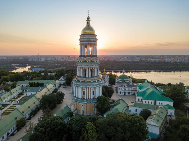 Kiev Pechersk Lavra à l'aube. Bonjour. Vue aérienne du drone. - Photo, image
