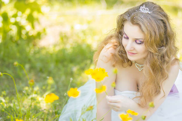 Retrato de bela noiva jovem com cabelo encaracolado longo
 - Foto, Imagem