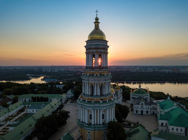 Kiev Pechersk Lavra al amanecer. Mañana despejada. Vista aérea del dron. - Foto, Imagen
