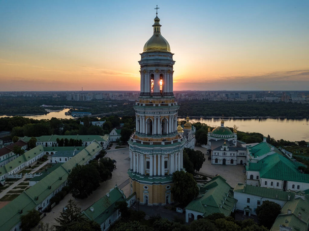 Kijev Pechersk Lavra hajnalban. Tiszta a reggel. Légi drónra néző. - Fotó, kép