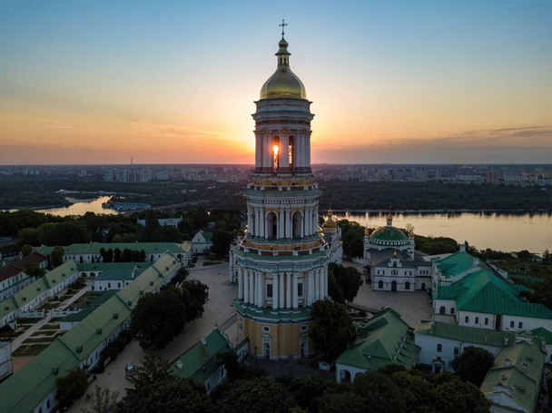 Κίεβο Pechersk Lavra την αυγή. Καθαρό πρωινό. Αεροφωτογραφία τηλεκατευθυνόμενου. - Φωτογραφία, εικόνα