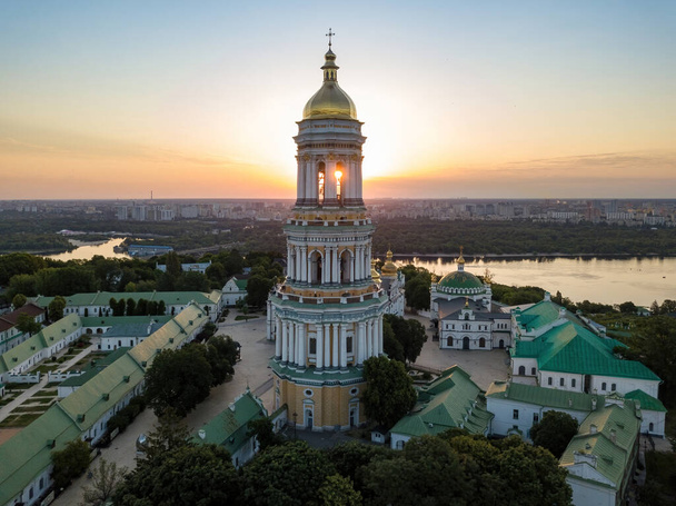 Kiev Pechersk Lavra al amanecer. Mañana despejada. Vista aérea del dron. - Foto, Imagen