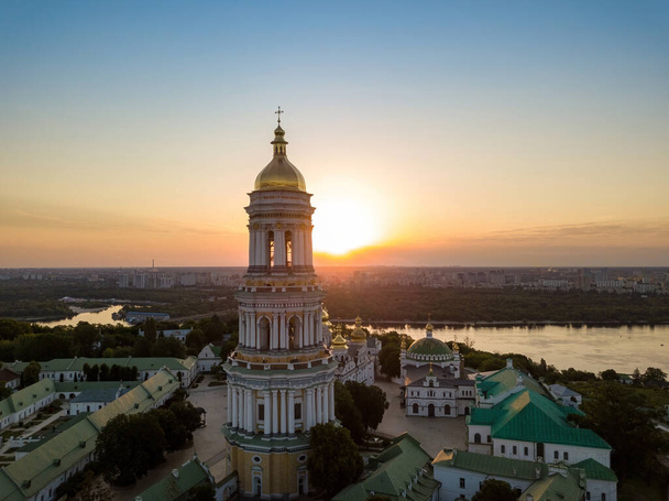 Kijev Pechersk Lavra hajnalban. Tiszta a reggel. Légi drónra néző. - Fotó, kép