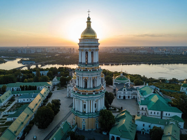 Kiev Pechersk Lavra bij zonsopgang. Een heldere ochtend. Luchtdrone zicht. - Foto, afbeelding