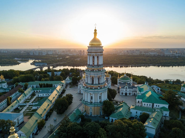 Kiev Pechersk Lavra all'alba. Mattinata libera. Vista aerea drone. - Foto, immagini