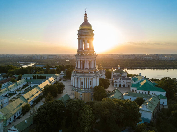 Kiev Pechersk Lavra al amanecer. Mañana despejada. Vista aérea del dron. - Foto, imagen