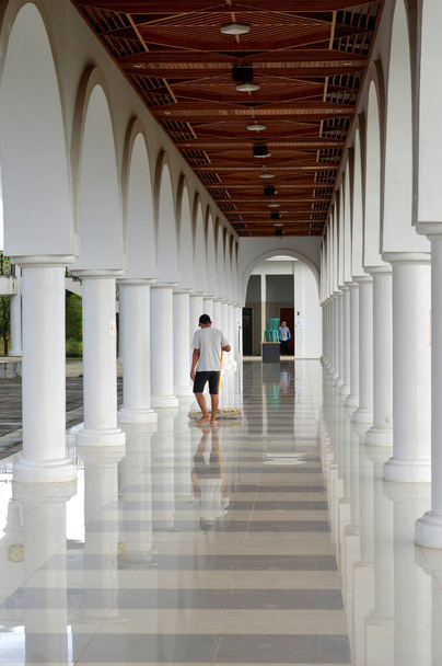 corredor en la mezquita Hidayaturrahman - Centro Islámico Nunukan, Indonesia  - Foto, Imagen