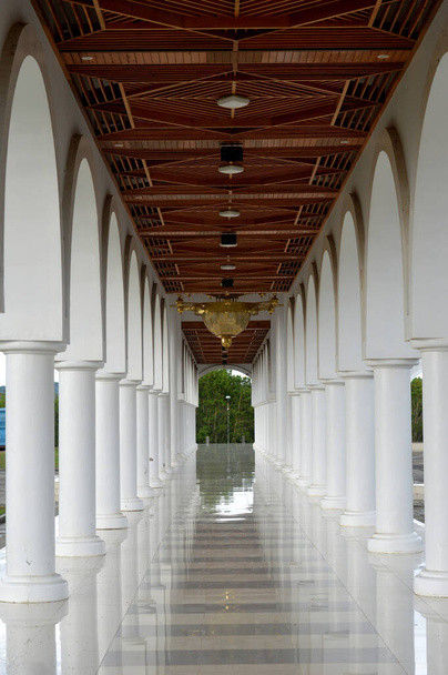corridoio alla moschea Hidayaturrahman - Centro islamico Nunukan, Indonesia  - Foto, immagini