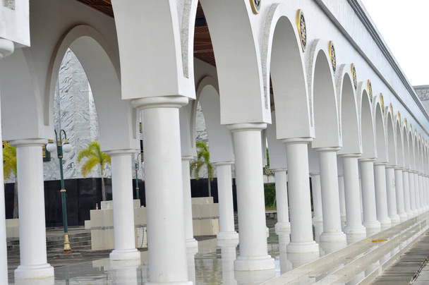 corridoio alla moschea Hidayaturrahman - Centro islamico Nunukan, Indonesia  - Foto, immagini