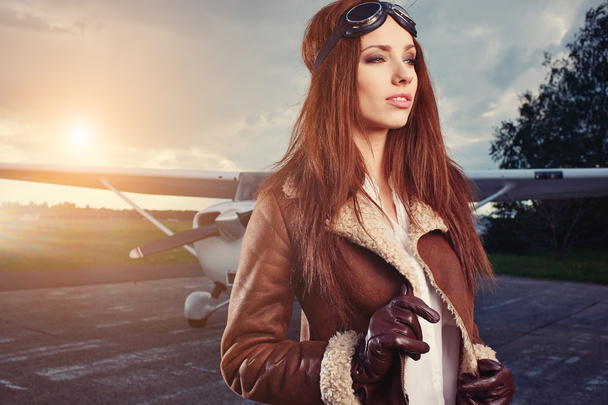 Woman pilot in front of airplane - Foto, Imagen