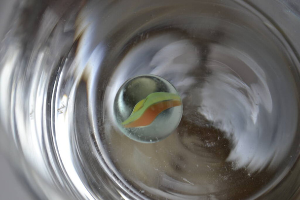 Cliccatore di vetro in un bicchiere d'acqua - Foto, immagini