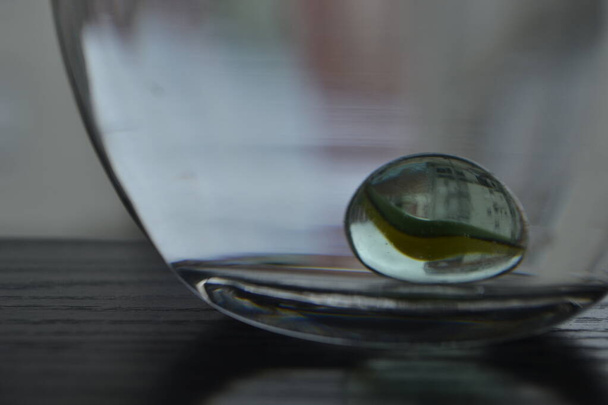 Glasklicker in einem Glas Wasser - Foto, Bild