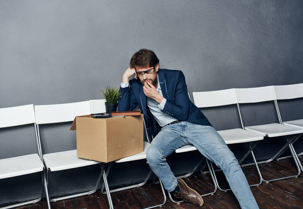 расстроен мужчина-менеджер коробки с вещами карьера увольнения - Фото, изображение