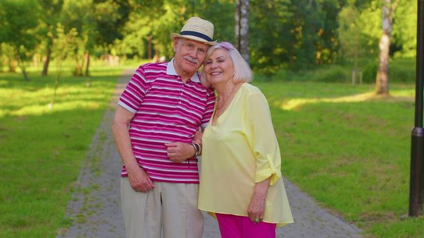 Senior stílusos nyugdíjasok pár nagypapa séta, élvezi az időt együtt a parkban - Fotó, kép