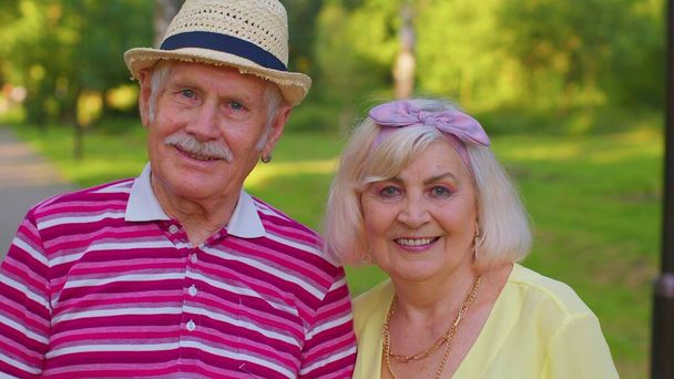 Senior pensionati eleganti coppia nonna nonno a piedi, godendo il tempo insieme nel parco - Foto, immagini