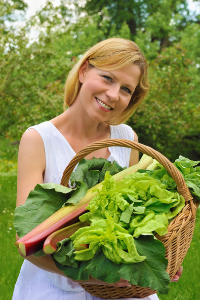 Young woman holding basket with vegetable - Foto, Bild