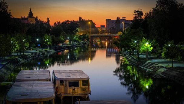 Rumänien, Timisoara Nacht Stadt Fotografie Boote auf Kanal Bega Fluss - Foto, Bild