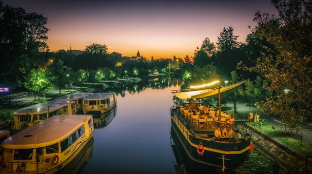 Romênia, Timisoara noite fotos da cidade barcos no canal rio Bega - Foto, Imagem