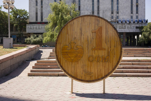 Bischkek, Kirgisistan 27. Juni 2021: Ein-Euro-Münze-Denkmal. Kirgisisches Geld .  - Foto, Bild