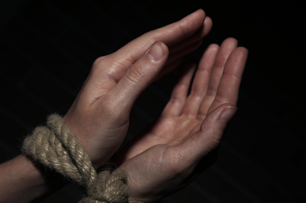 Связанные руки на темном фоне
 - Фото, изображение