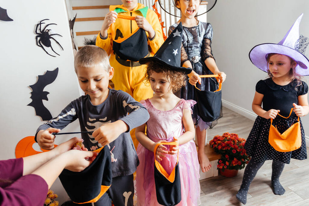 Group of kids waiting for Halloween candies - Foto, Imagem