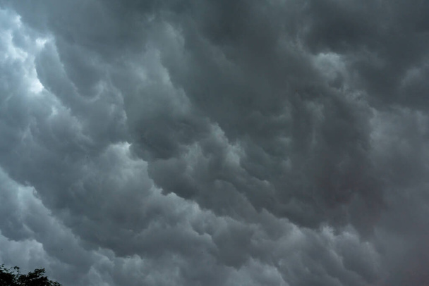 Серые кучевые облака в небе перед ураганом - Фото, изображение