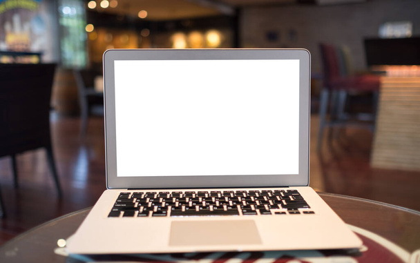 Laptop mit leerem Bildschirm auf dem Tisch im Café mit Clipping-Pfad auf dem Bildschirm. Attrappe - Foto, Bild
