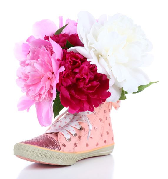 Hermosos zapatos de goma con flores en el interior, aislados en blanco
 - Foto, Imagen