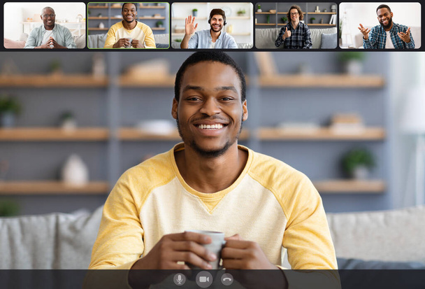 Χαμογελώντας άνδρες κάνοντας online videochat, προβολή οθόνης - Φωτογραφία, εικόνα