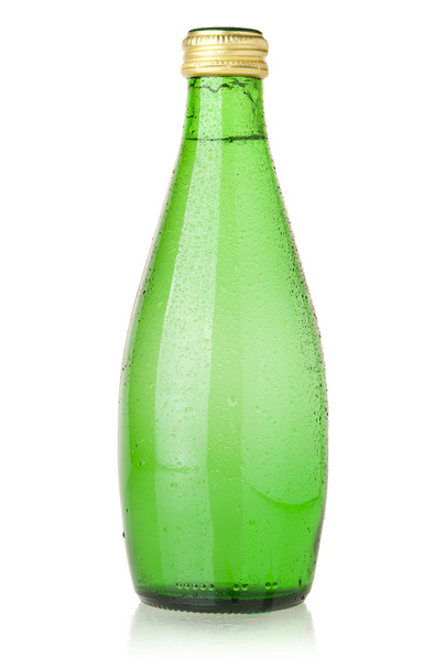 Содовая вода в стеклянной бутылке с капельками. Изолированные на белом
 - Фото, изображение