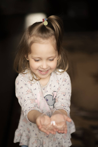 a criança pega bolhas de sabão com as mãos - Foto, Imagem