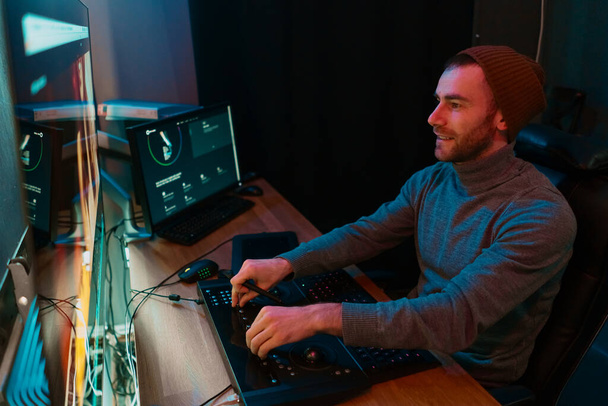 Чоловічий редактор відео Робота на своєму персональному комп'ютері з великим дисплеєм
 - Фото, зображення