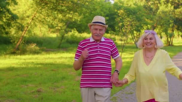 Счастливая старшая стильная пара семейная бабушка дедушка наслаждается свидание, танцы в летнем парке - Кадры, видео