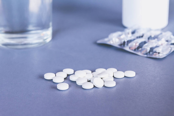 pillen en tabletten op een witte achtergrond - Foto, afbeelding