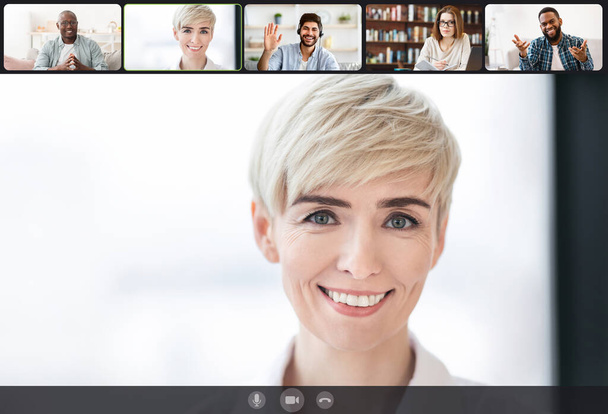 Uśmiechający się zróżnicowani ludzie rozmawiający przez internet videochat, widok interfejsu ekranu - Zdjęcie, obraz