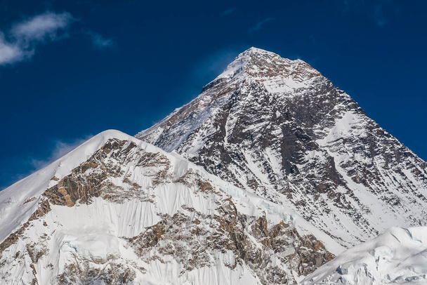 KALA PATTHAR, NEPAL - CIRCA OCTUBRE 2013: vista del Everest desde Kala Patthar hacia octubre de 2013 en Kala Patthar. - Foto, imagen