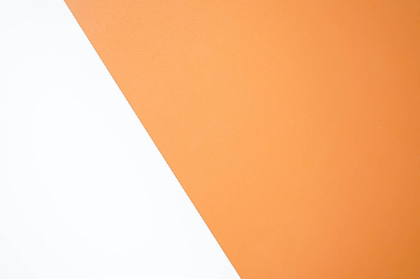 fond abstrait de feuilles de papier sur une couleur blanche, orange et marron. - Photo, image