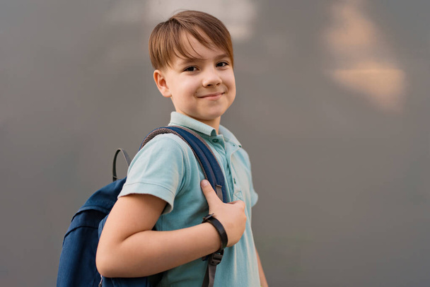 School boy posing a backpack - Foto, Bild