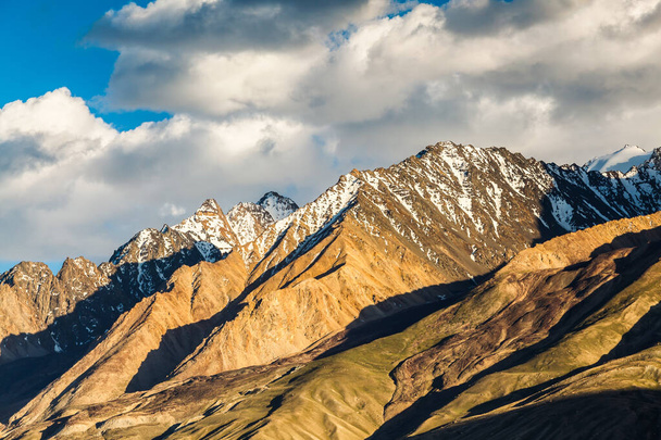 красивые окрестности села Лангар в Таджикистане - Фото, изображение