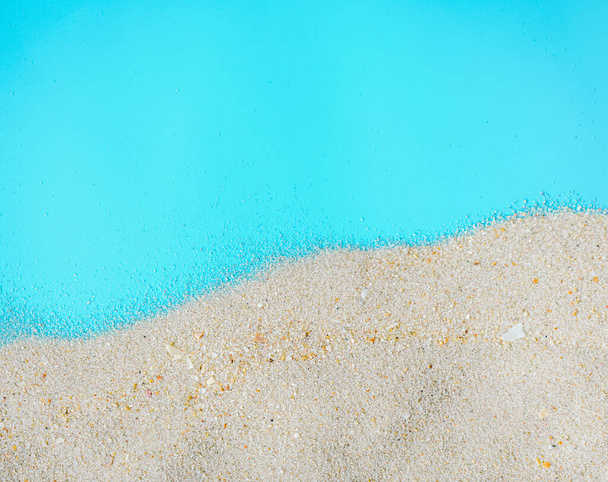 morze piasek plaża z błękitnym tle nieba - Zdjęcie, obraz