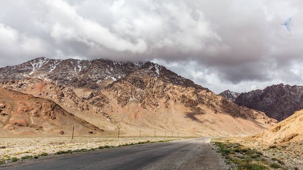Belle vue sur la route de Pamir au Tadjikistan. - Photo, image