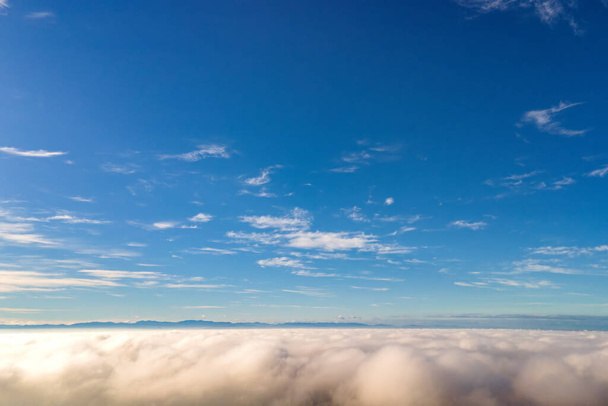 Vista aerea dall'alto di bianche nuvole gonfie nella luminosa giornata di sole. - Foto, immagini