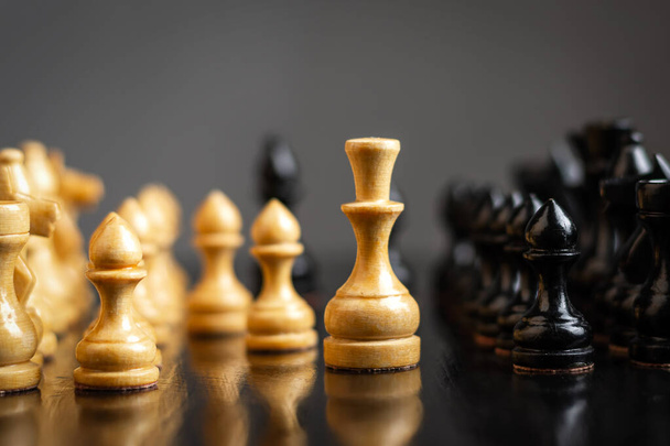 Біла королева, серед шахових фігур. Концепція стратегії. Перемога. Успіх. Стиль життя у бізнесі - Фото, зображення