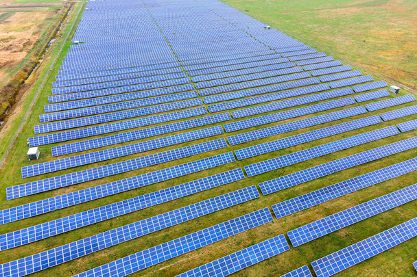 Vue aérienne de la centrale solaire sur champ vert. Ferme électrique avec panneaux pour produire de l'énergie écologique propre. - Photo, image