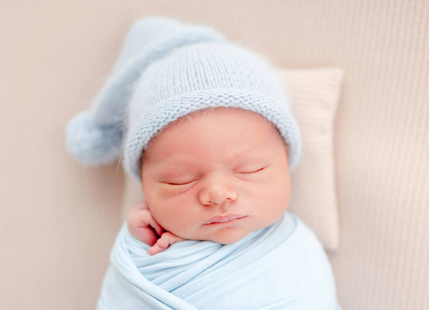 Newborn baby boy in studio - Fotoğraf, Görsel