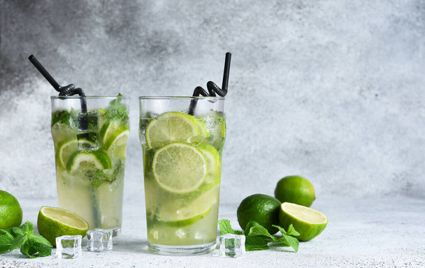 Cold mojito with mint and lime. A classic summer drink with rum. - Foto, imagen