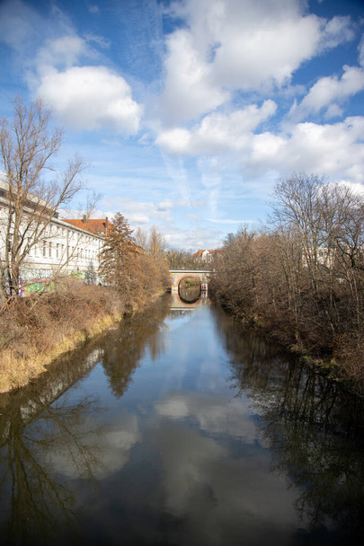Канал Карла Гейне в Лейпциге зимой / весной с голубым небом - Фото, изображение